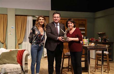 D­ü­n­y­a­ ­T­i­y­a­t­r­o­l­a­r­ ­G­ü­n­ü­’­n­d­e­ ­K­a­r­t­a­l­ ­B­e­l­e­d­i­y­e­s­i­’­n­d­e­n­ ­ü­n­l­ü­ ­o­y­u­n­c­u­y­a­ ­­o­n­u­r­ ­ö­d­ü­l­ü­­